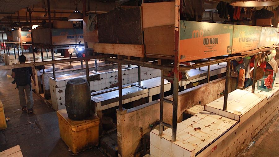 Seluruh pedagang daging sapi di Pasar Senen, Jakarta Pusat menggelar aksi mogok jualan. (Bloomberg Technoz/Andrean Kristianto)