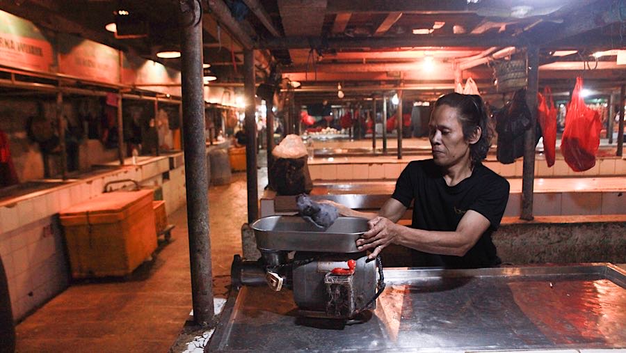 Pedagang daging sapi merapihkan lapaknya saat aksi mogok jualan di Pasar Senen, Jakarta, Kamis (22/1/2026). (Bloomberg Technoz/Andrean Kristianto)