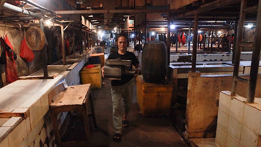 Pedagang daging sapi merapihkan lapaknya saat aksi mogok jualan di Pasar Senen, Jakarta, Kamis (22/1/2026). (Bloomberg Technoz/Andrean Kristianto)
