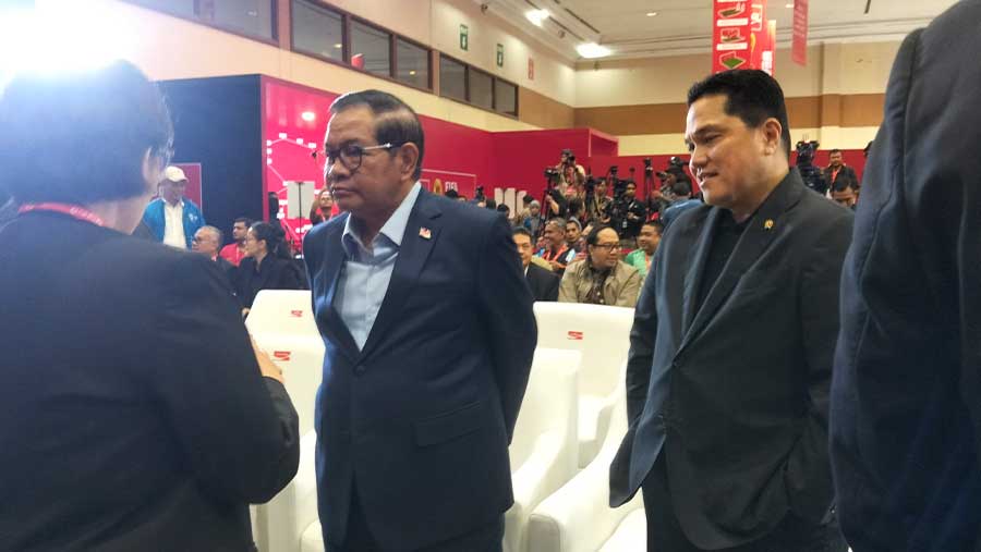 Menteri Olahraga Erick Thohir bersama Gubernur DKI Jakarta Pramono Anung di acara Road to Piala Dunia 2026. (Bloomberg Technoz/Dinda Decembria)