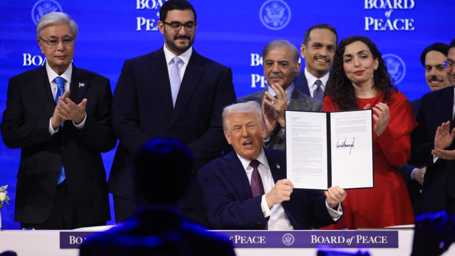 Donald Trump saat upacara penandatanganan Dewan Perdamaian di Forum Ekonomi Dunia (WEF) di Davos, Swiss. (22/1/2026). (Krisztian Bocsi/Bloomberg)