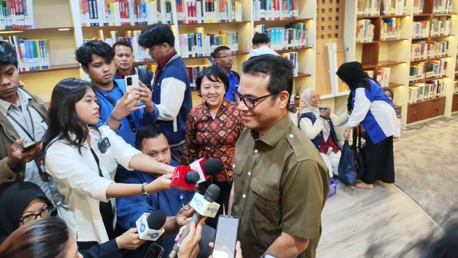 Wamen Komdigi Nezar Patria saat berinteraksi dengan rekan-rekan jurnalis di kantornya.. Farid Nurhakim/Bloomberg Technoz