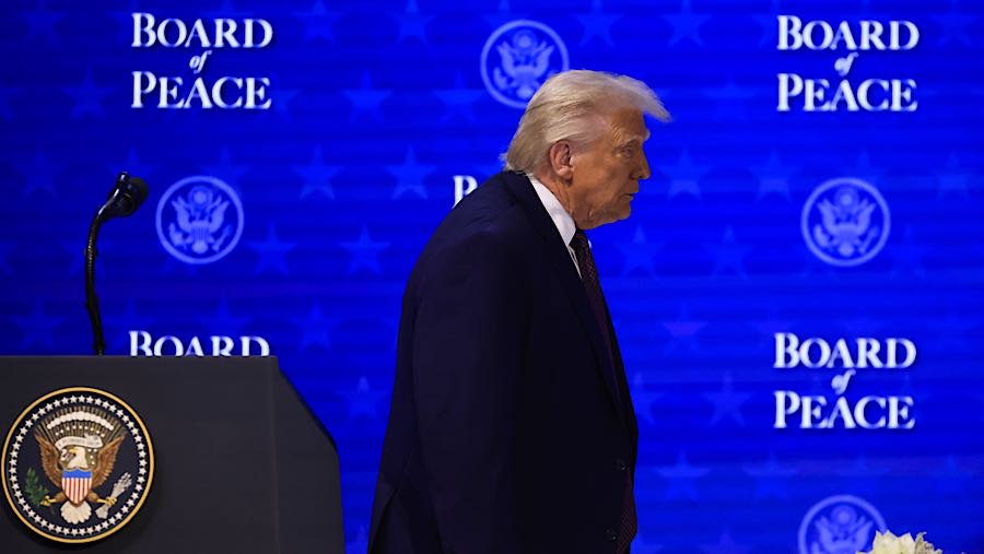 Presiden AS Donald Trump saat penandatanganan Dewan Perdamaian di WEF di Davos, Swiss, Kamis (22/1/2026). (Krisztian Bocsi/Bloomberg)