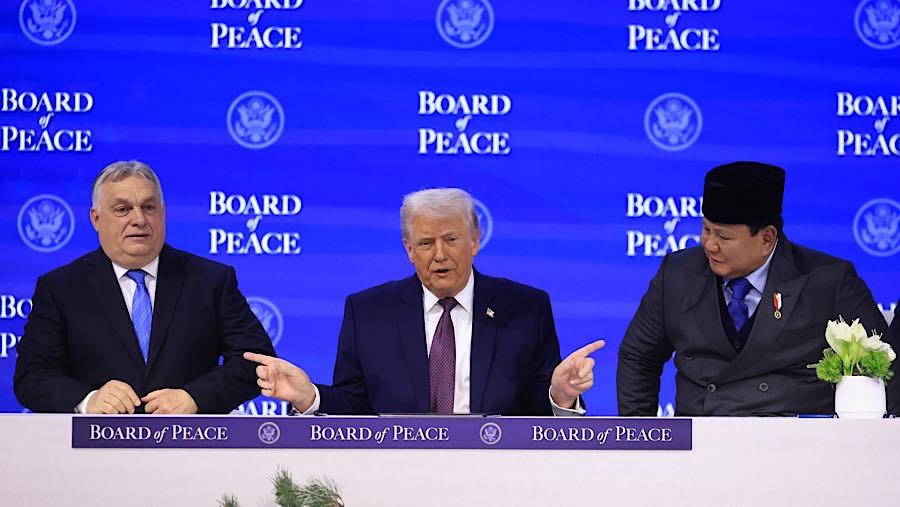 Dalam acara penandatanganan hadir juga Presiden RI Prabowo Subianto. (Krisztian Bocsi/Bloomberg)