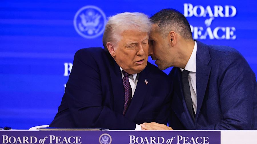 Presiden AS Donald Trump saat penandatanganan Dewan Perdamaian di WEF di Davos, Swiss, Kamis (22/1/2026). (Krisztian Bocsi/Bloomberg)