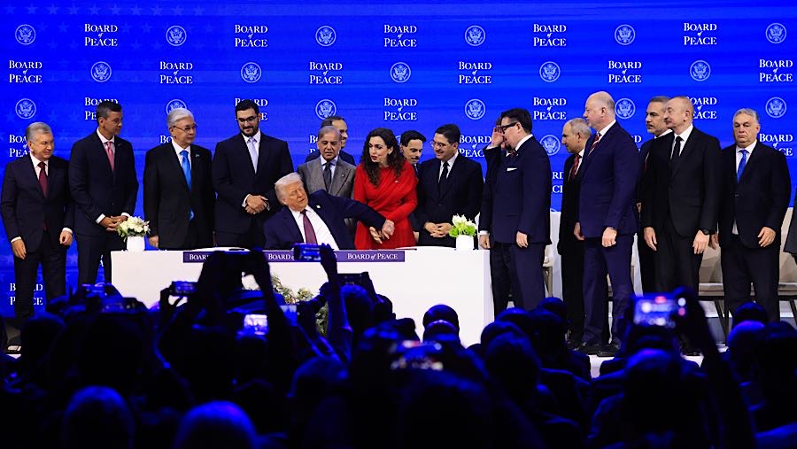 Presiden AS Donald Trump saat penandatanganan Dewan Perdamaian di WEF di Davos, Swiss, Kamis (22/1/2026). (Krisztian Bocsi/Bloomberg)