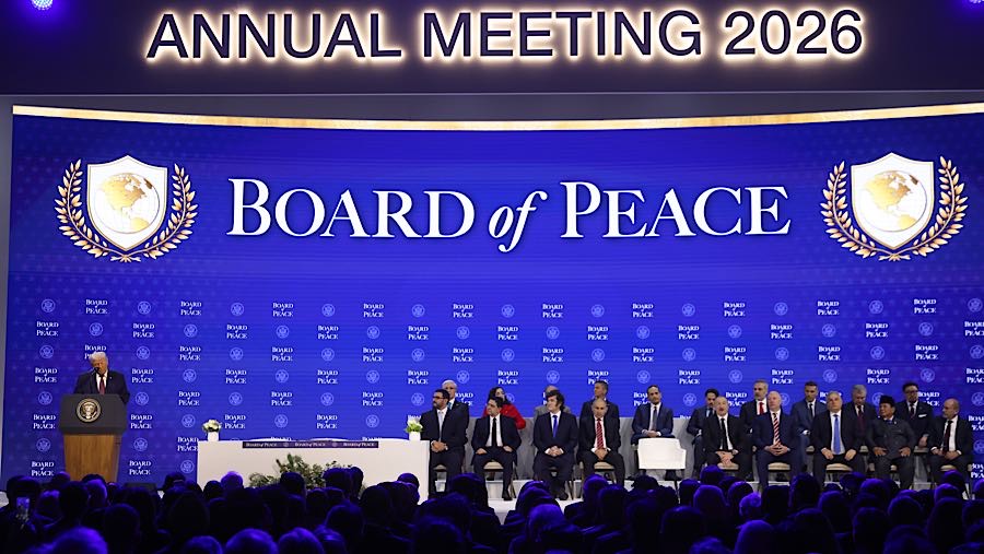 Presiden AS Donald Trump bersama peserta penandatanganan Dewan Perdamaian di WEF di Davos, Swiss, Kamis (22/1/2026). (Krisztian Bocsi/Bloomberg)