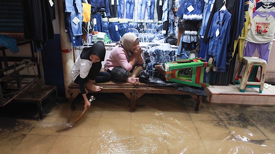 Genangan air berdampak pada penurunan omzet pedagang di Pasar Cipulir. (Bloomberg Technoz/Andrean Kristianto)