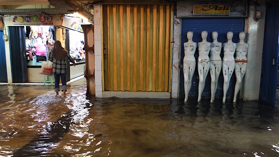 Meskipun tergenang air aktivitas jual beli di pasar tersebut tetap berjalan. (Bloomberg Technoz/Andrean Kristianto)