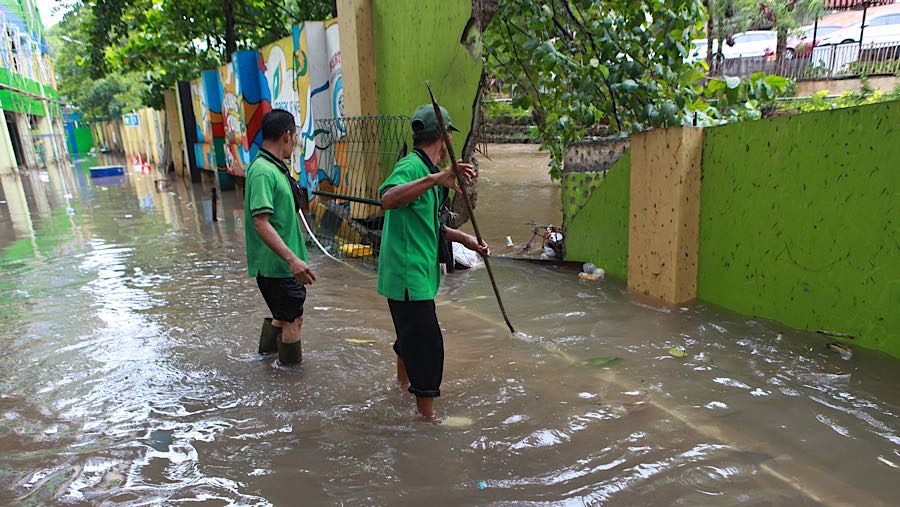 Intensitas hujan yang tinggi juga menyebabkan tembok pembatas Kali Cipulir jebol.  (Bloomberg Technoz/Andrean Kristianto)