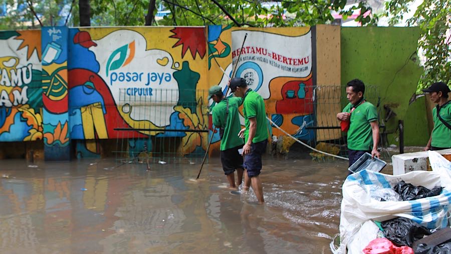 Warga sekitar menyebutkan kejadian tersebut terjadi saat hujan deras pada Sabtu (17/1) malam. (Bloomberg Technoz/Andrean Kristianto)