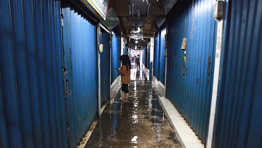 Beberapa toko juga terlihat tutup, tak terlihat aktivitas jual-beli. (Bloomberg Technoz/Andrean Kristianto)