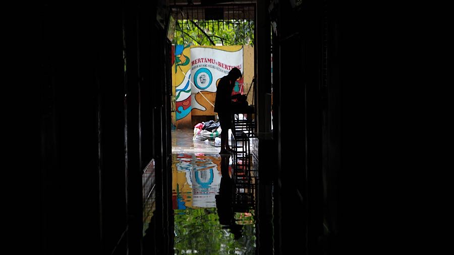 Menurut warga pada pukul 05.30 pagi tadi banjir di dalam Pasar Cipulir hingga betis orang dewasa. (Bloomberg Technoz/Andrean Kristianto)