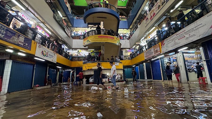 Pasar Cipulir di Jakarta Selatan kembali tergenang air setelah hujan deras mengguyur wilayah Jakarta. (Bloomberg Technoz/Andrean Kristianto)