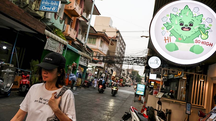Seorang pejalan kaki melewati toko penjualan ganja di Bangkok, Thailand, Minggu (18/1/2026). (Valeria Mongelli/Bloomberg)