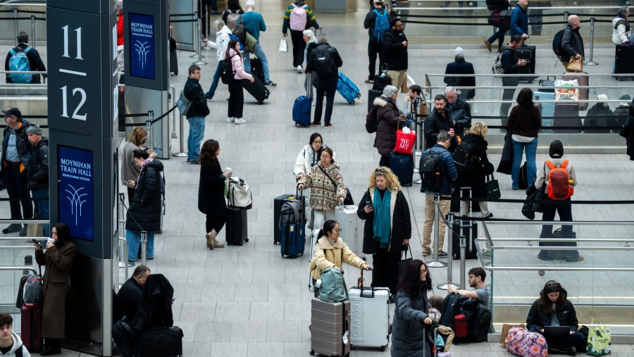 Para penumpang di Moynihan Train Hall di Stasiun Penn, New York, pada 23 Januari 2026. (Fotografer: Adam Gray/Bloomberg)