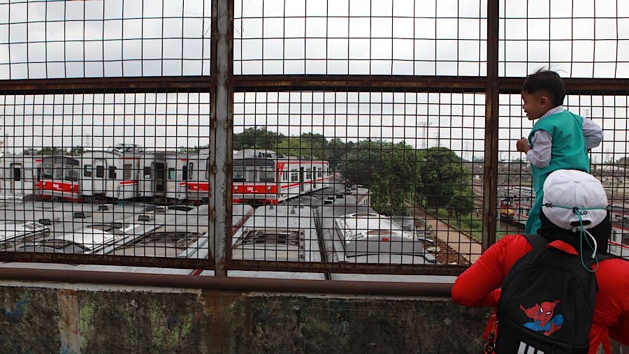 Kondisi ini menarik perhatian warga yang melintasi jembatan Terusan Dipo. (Bloomberg Technoz/Andrean Kristianto)