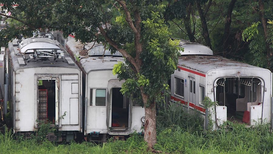 Terlihat gerbong-gerbong tampak seperti ‘Bangkai’ yang tergeletak di atas tanah. (Bloomberg Technoz/Andrean Kristianto)