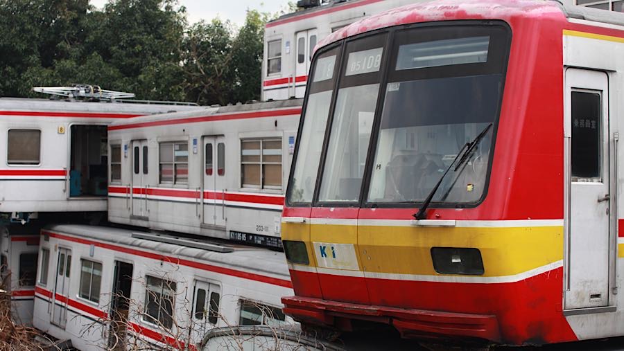 Pintu-pintu gerbong dibiarkan terbuka tanpa pengamanan. (Bloomberg Technoz/Andrean Kristianto)