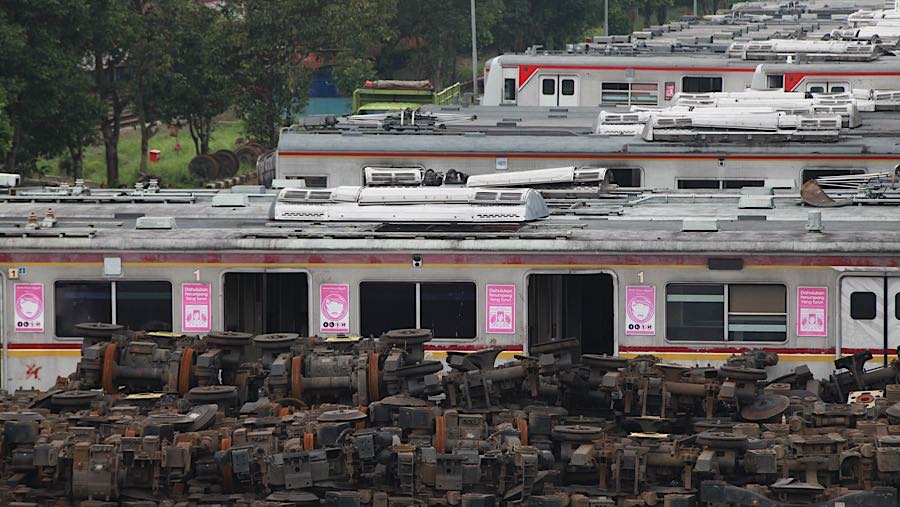 Sejumlah komponen kereta tampak disusun rapi disamping gerbong. (Bloomberg Technoz/Andrean Kristianto)