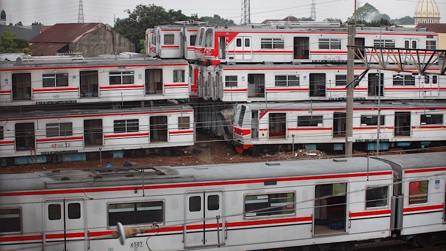 Susunannya berjejer dalam beberapa baris dan sebagian ditumpuk hingga dua tingkat. (Bloomberg Technoz/Andrean Kristianto)