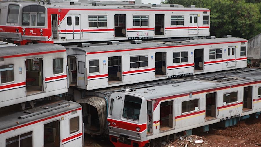 Kondisi gerbong KRL Commuter Line yang sudah tidak beroperasi terlihat di Depo KRL Depok, Senin (26/1/2026). (Bloomberg Technoz/Andrean Kristianto)
