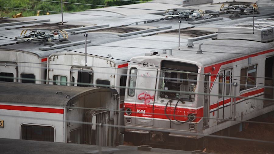 Kondisi fisik gerbong terlihat rusak dengan kaca kabin masinis yang pecah serta coretan piloks bertuliskan nomor kode. (Bloomberg Technoz/Andrean)