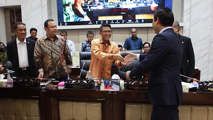Ketua Komisi XI DPR Mukhamad Misbakhun bersalaman dengan Calon Deputi Gubernur BI Thomas Djiwandono di Kompleks Parlemen, Senin (26/1/2026). 