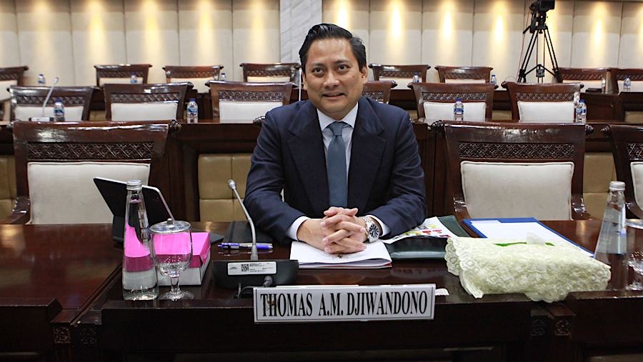 Calon Deputi Gubernur BI, Thomas Djiwandono sebelum uji kelayakan dan kepatutan di Kompleks Parlemen, Senin (26/1/2026). (Bloomberg Technoz/Andrean)