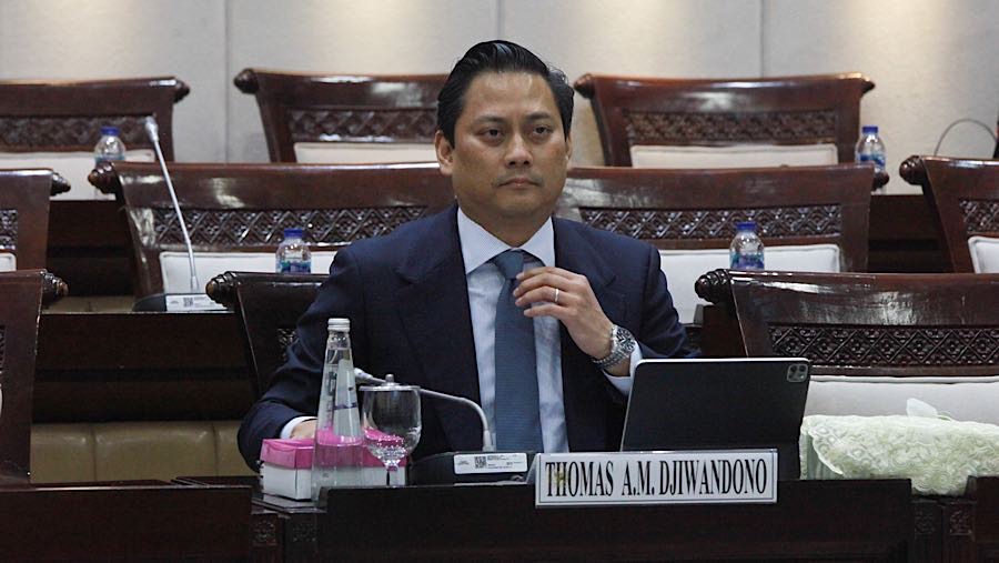 Calon Deputi Gubernur BI, Thomas Djiwandono sebelum uji kelayakan dan kepatutan di Kompleks Parlemen, Senin (26/1/2026). (Bloomberg Technoz/Andrean)