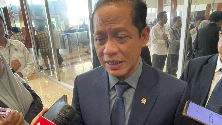 Menteri LHK, Hanif Faisol, Mendiktisaintek di kompleks DPR RI, Senin (26/1/2026). (Bloomberg Technoz/Azura Yumna)