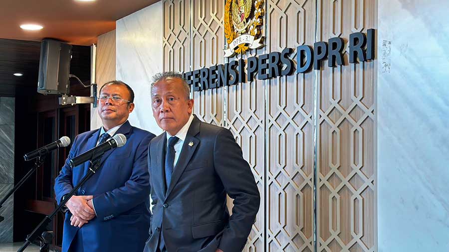 Wakil Ketua DPR Saan Mustopa dan Cucun Ahmad Syamsurijal. (Dovana Hasiana/Bloomberg Technoz)