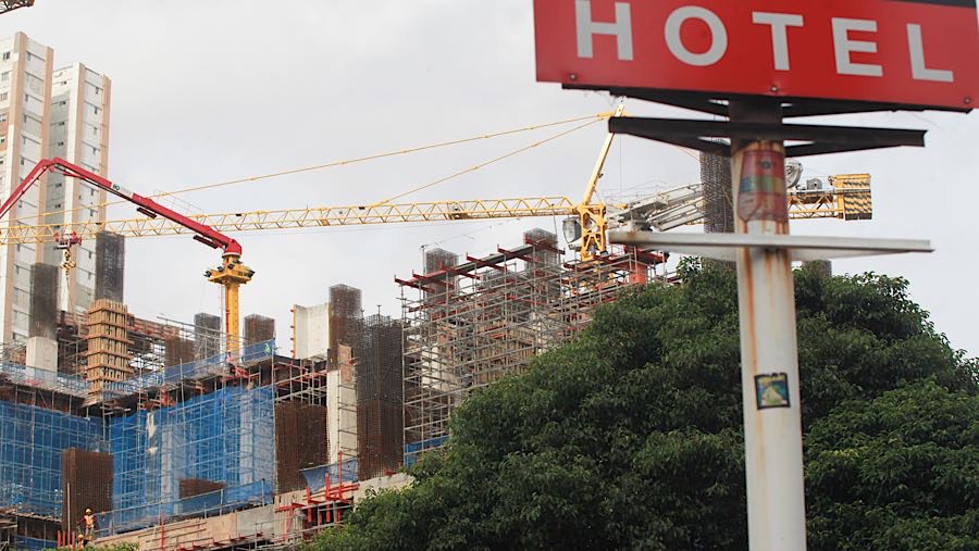 Suasana proyek pembangunan gedung bertingkat di Jakarta, Selasa (27/1/2026). (Bloomberg Technoz/Andrean Kristianto)