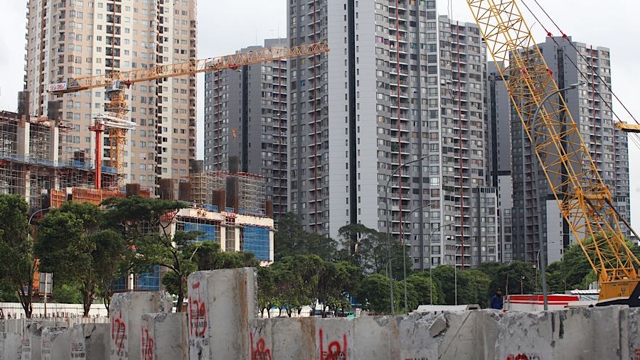 Suasana proyek pembangunan gedung bertingkat di Jakarta, Selasa (27/1/2026). (Bloomberg Technoz/Andrean Kristianto)
