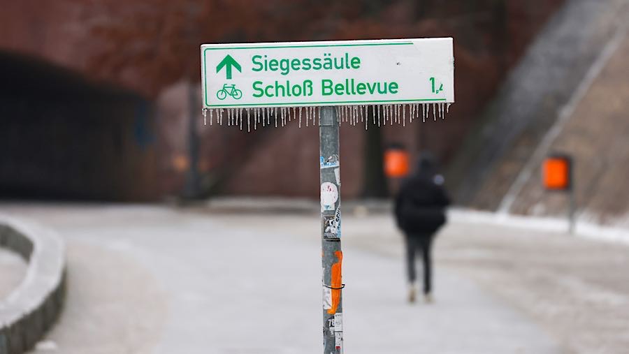 Rambu jalan tertutup es di distrik pemerintahan di Berlin, Jerman, Senin (26/1/2026). (Krisztian Bocsi/Bloomberg)