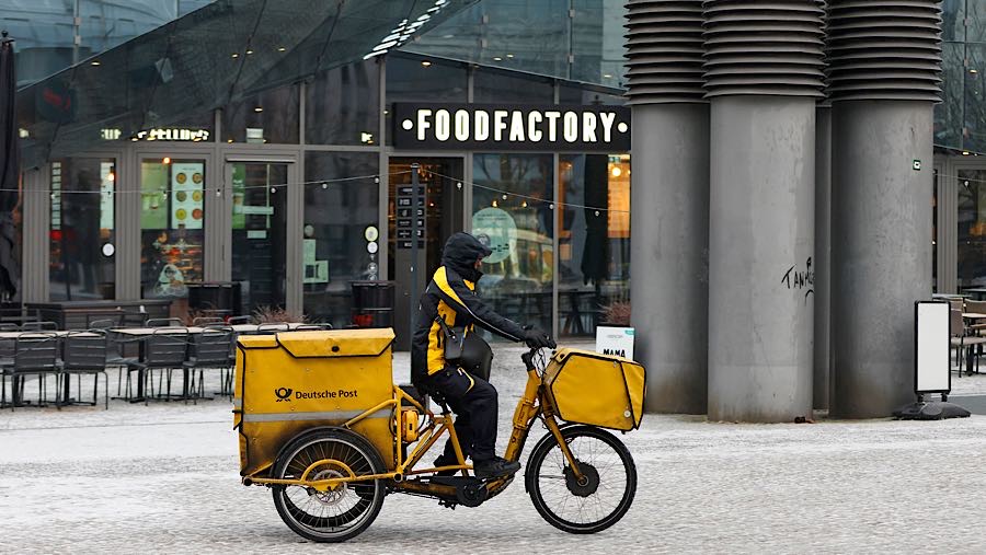 Peringatan cuaca oranye dikeluarkan untuk wilayah tenggara Swedia, dengan perkiraan salju hingga 30 sentimeter. (Krisztian Bocsi/Bloomberg)