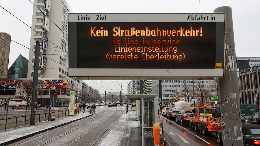 Akibat salju trem di Berlin menginformasik melalu papan digital ‘Tidak Ada Jalur yang Beroperasi’. (Krisztian Bocsi/Bloomberg)