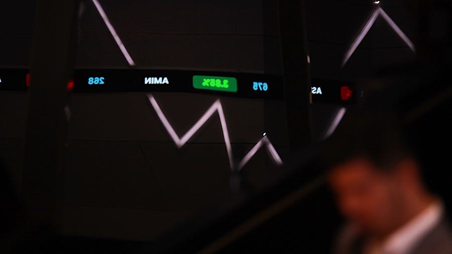 Karyawan melintas di depan layar pergerakan harga saham (IHSG) di Bursa Efek Indonesia (BEI), Rabu (28/1/2026). (Bloomberg Technoz/Andrean Kristianto)