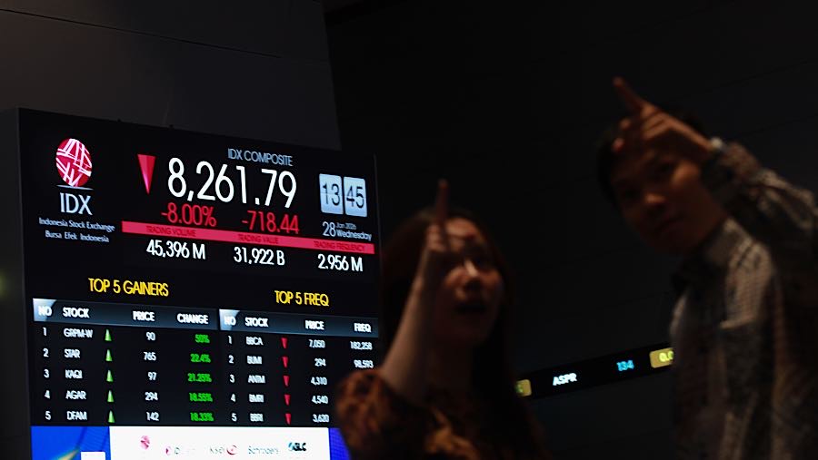 Karyawan di depan layar pergerakan harga saham (IHSG) di Bursa Efek Indonesia (BEI), Rabu (28/1/2026). (Bloomberg Technoz/Andrean Kristianto)