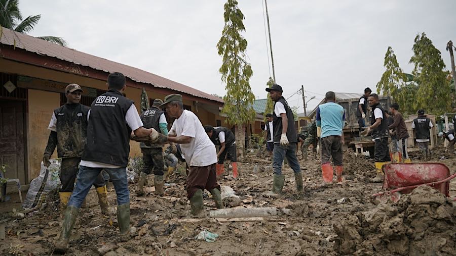 Sebanyak 70 relawan BRI Peduli melaksanakan kegiatan bersih-bersih di SD Negeri Tugu Upah Aceh Tamiang, Aceh. (dok. BRI)