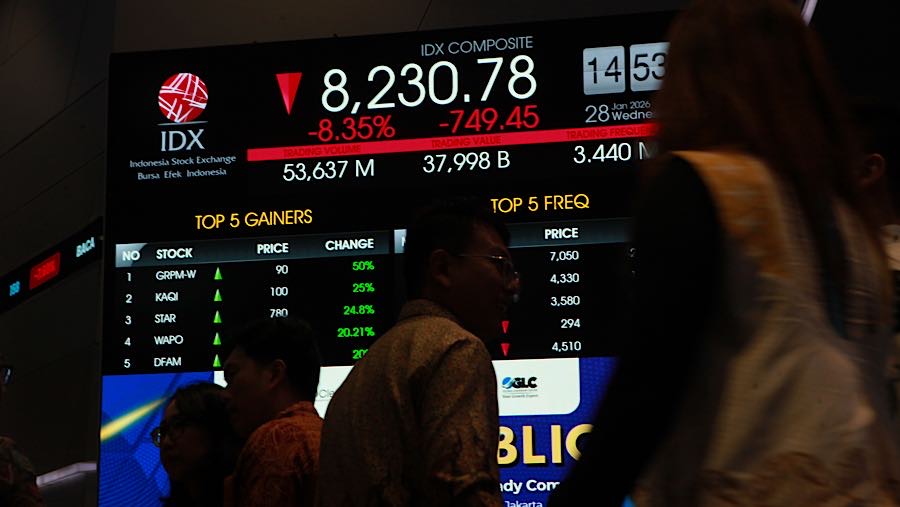 Pengunjung di depan layar pergerakan harga saham (IHSG) di Bursa Efek Indonesia (BEI), Rabu (28/1/2026). (Bloomberg Technoz/Andrean Kristianto)