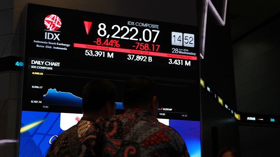 Pengunjung di depan layar pergerakan harga saham (IHSG) di Bursa Efek Indonesia (BEI), Rabu (28/1/2026). (Bloomberg Technoz/Andrean Kristianto)