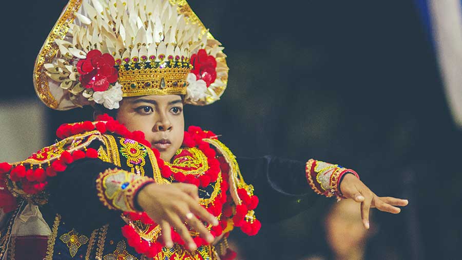 Pakaian adat bali, ⁠kebaya, udeng, payas alit dan gaya rambut perempuan Bali (Envato)