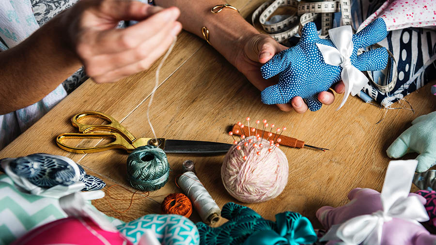 Ilustrasi Kerajinan Bahan Lunak (Envato)