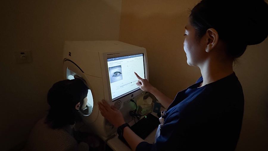 Layanan premium yang terintegrasi memungkinkan para profesional menjaga kualitas penglihatan tanpa harus mengorbankan ritme kerja harian