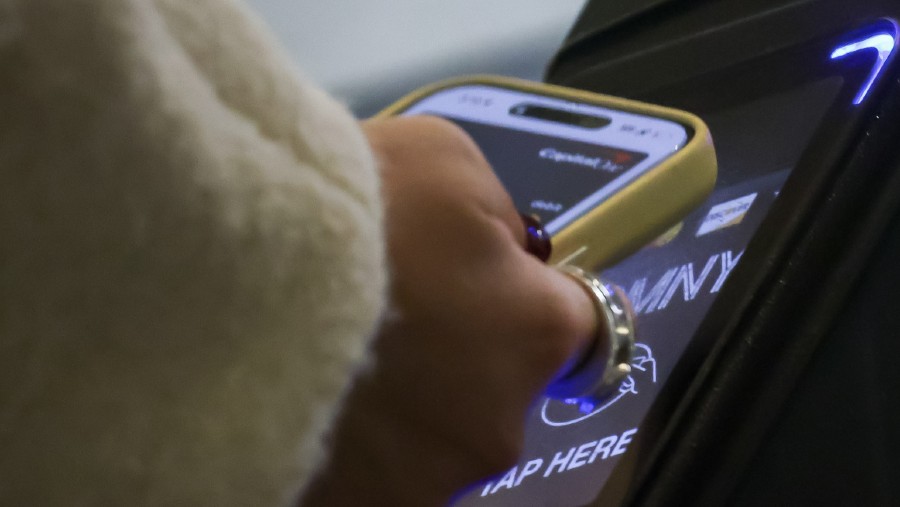 Ilustrasi pengguna aktif HP Smartphone. Michael Nagle/Bloomberg