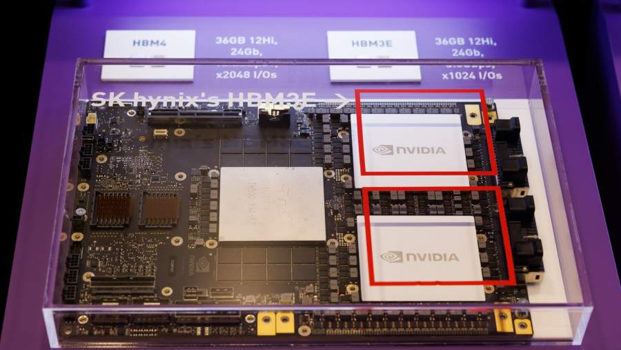 Komponen chip SK Hynix HBM3E yang tersusun dengan GPU Blackwell Ultra milik Nvidia. SeongJoon Cho/Bloomberg