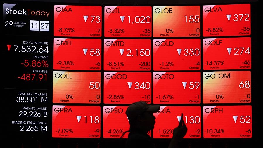 Pengunjung di depan layar pergerakan harga saham (IHSG) di Bursa Efek Indonesia (BEI), Kamis (29/1/2026). (Bloomberg Technoz/Andrean Kristianto)
