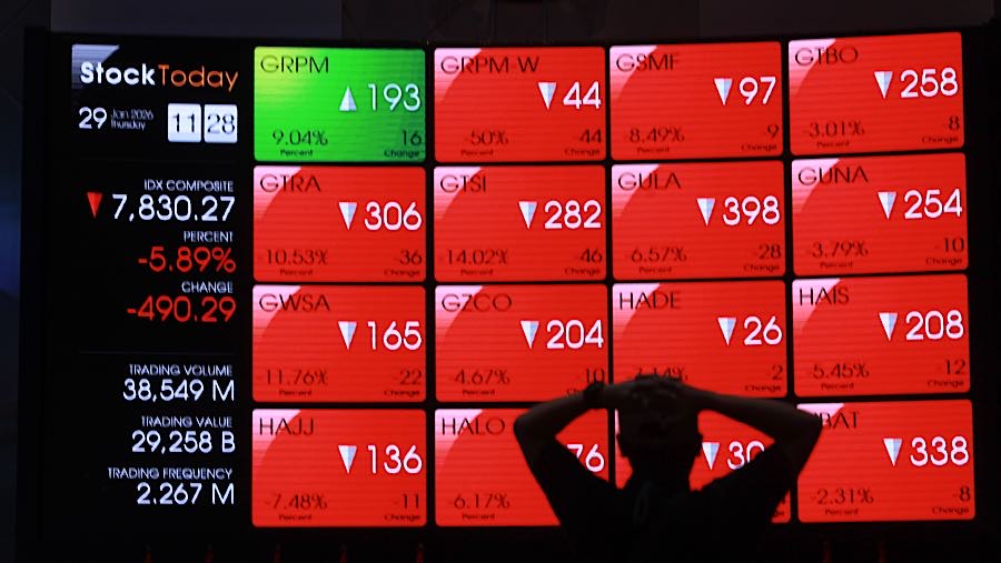 Pengunjung di depan layar pergerakan harga saham (IHSG) di Bursa Efek Indonesia (BEI), Kamis (29/1/2026). (Bloomberg Technoz/Andrean Kristianto)
