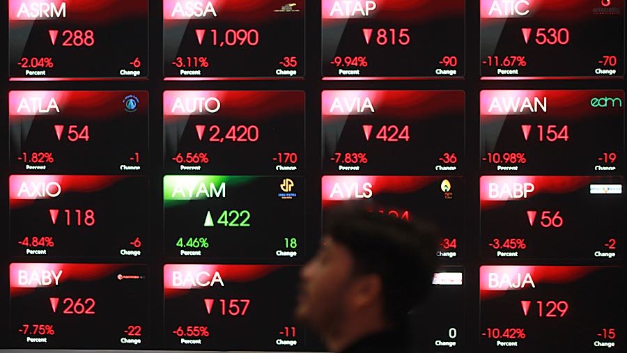 Karyawan di depan layar pergerakan harga saham (IHSG) di Bursa Efek Indonesia (BEI), Kamis (29/1/2026). (Bloomberg Technoz/Andrean Kristianto)